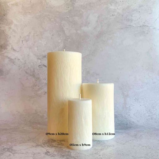 bougie cylindrique blanche collection signature Ldéco teintée dans la masse en cire végétale naturelle, symbole pureté et clarté, fabrication artisanale dans Les Vosges à Fraize