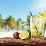 Un cocktail Mojito cubain est posé sur une planche