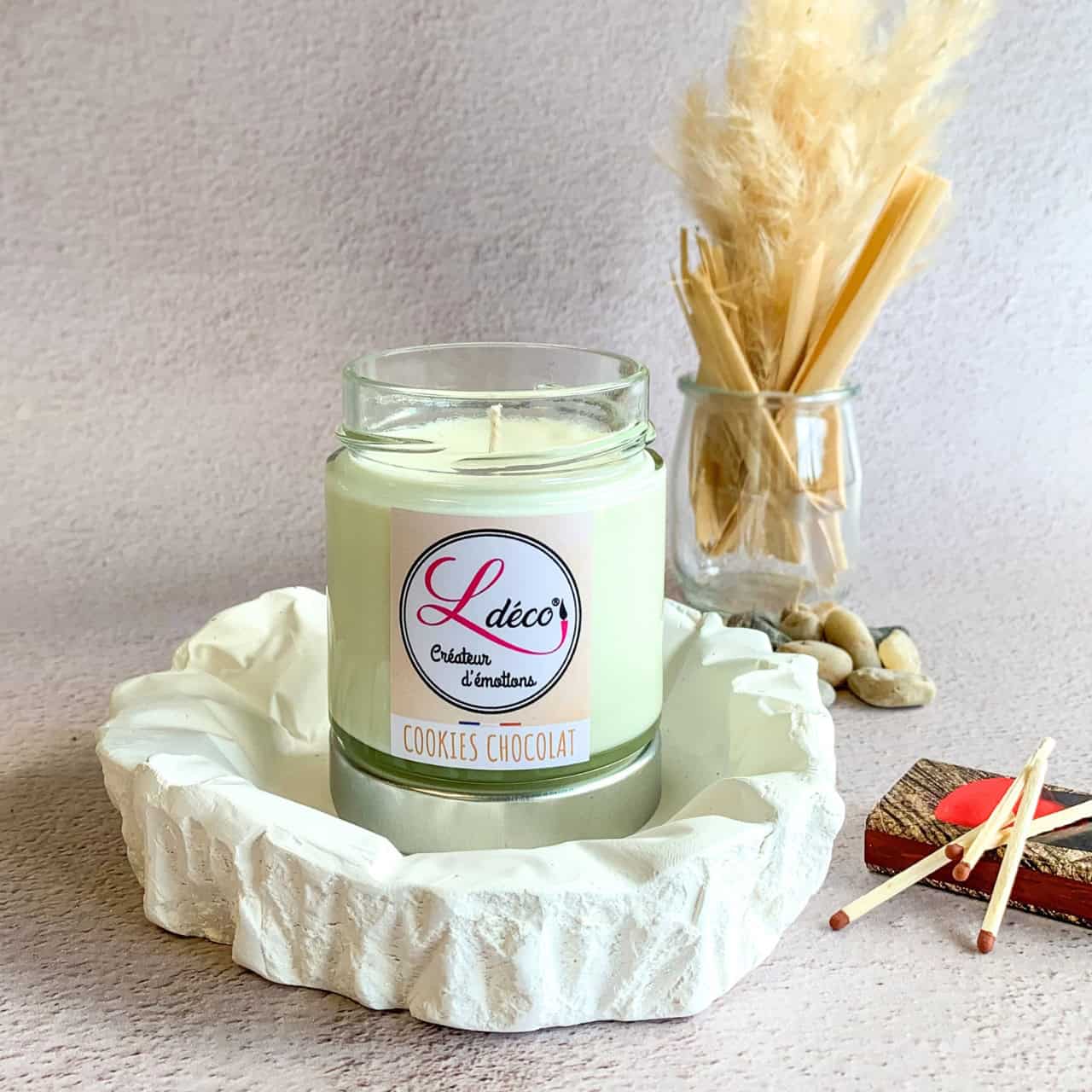 Bougie naturelle parfumée cookies chocolat Ldéco non allumée en ambiance déco cocooning gourmande hiver, composition lifestyle chaleureuse cire végétale artisanale Made in France Fraize Vosges