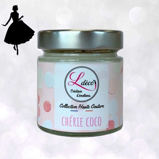 une bougie parfumee cherie coco pour femme dans un pot en verre