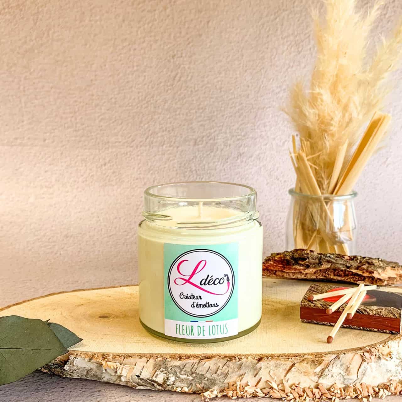 Bougie naturelle parfumée fleur de lotus Ldéco non allumée en ambiance déco zen et méditation, composition lifestyle sereine cire végétale artisanale Made in France Fraize Vosges