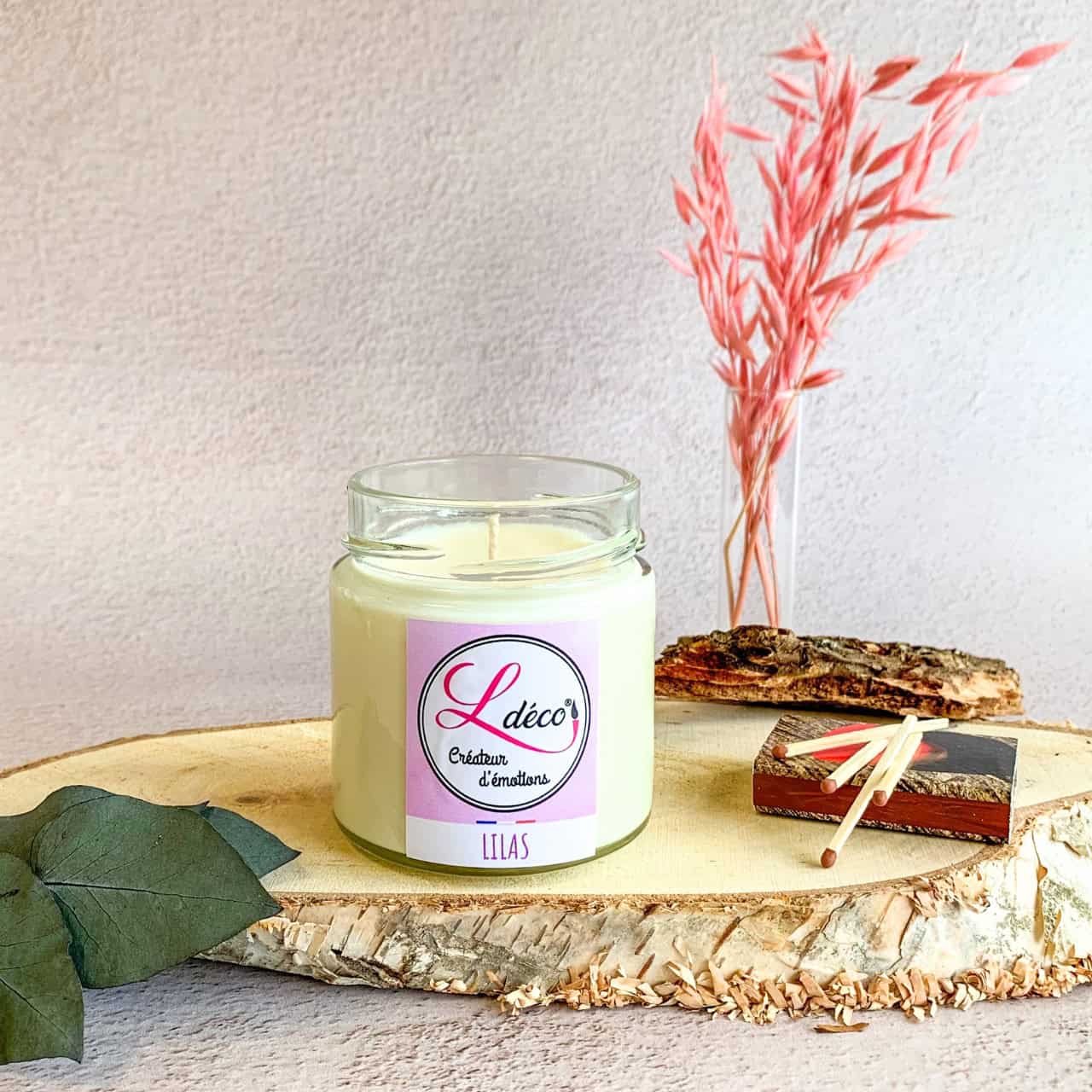 Bougie naturelle parfumée lilas Ldéco non allumée en ambiance déco printanière romantique, composition lifestyle florale cire végétale artisanale Made in France Fraize Vosges