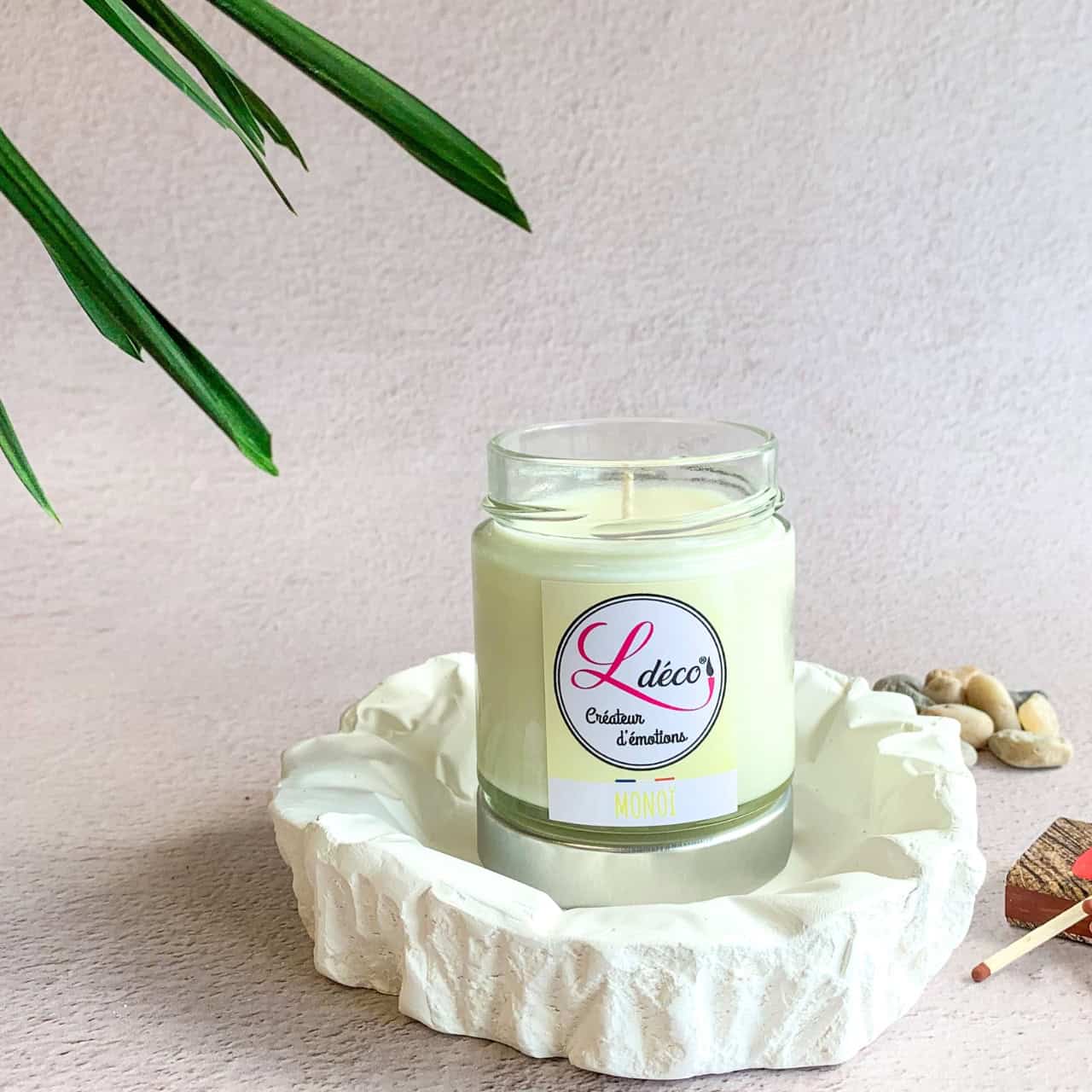 Bougie naturelle parfumée monoï Ldéco non allumée en ambiance déco estivale spa bien-être, composition lifestyle tropicale cire végétale artisanale Made in France Fraize Vosges