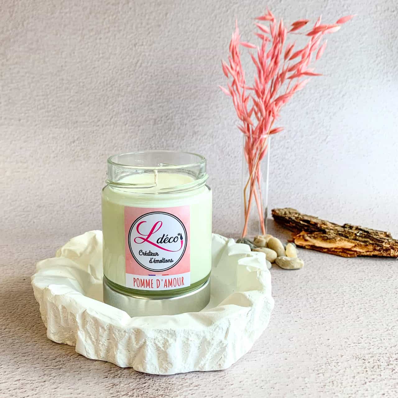 Bougie naturelle parfumée pomme d'amour Ldéco non allumée en ambiance déco gourmande et chaleureuse automne, composition lifestyle cire végétale artisanale Made in France Fraize Vosges