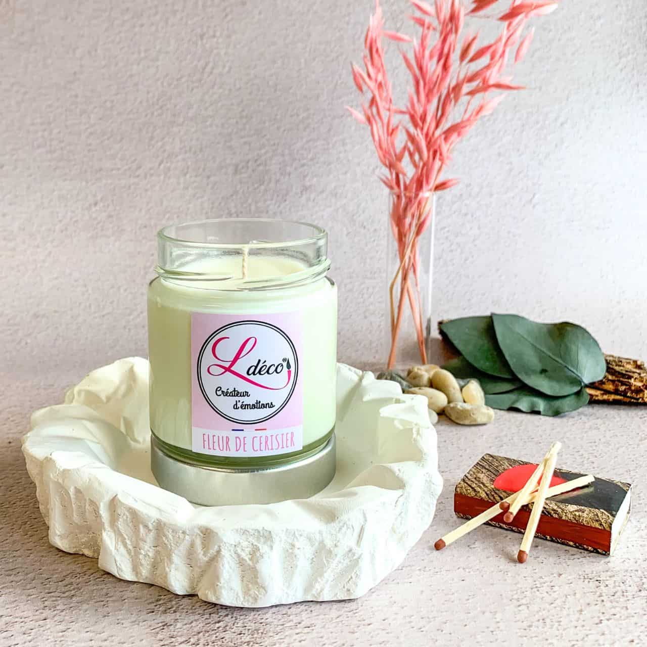 Bougie naturelle parfumée fleur de cerisier Ldéco en ambiance déco printanière et florale — Vosges