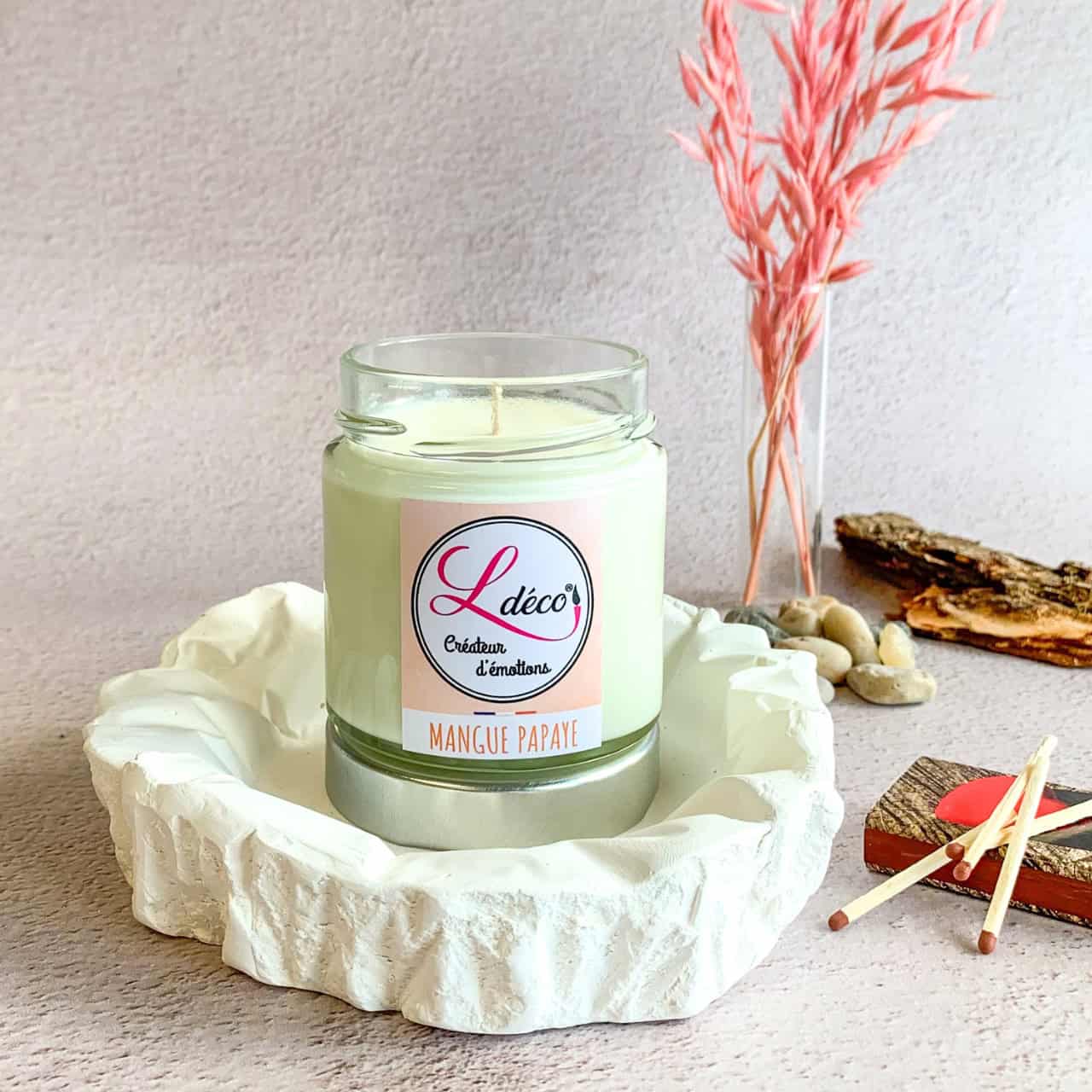 Bougie naturelle parfumée mangue papaye Ldéco non allumée en ambiance déco estivale et joyeuse, composition lifestyle fruitée cire végétale artisanale Made in France Fraize Vosges