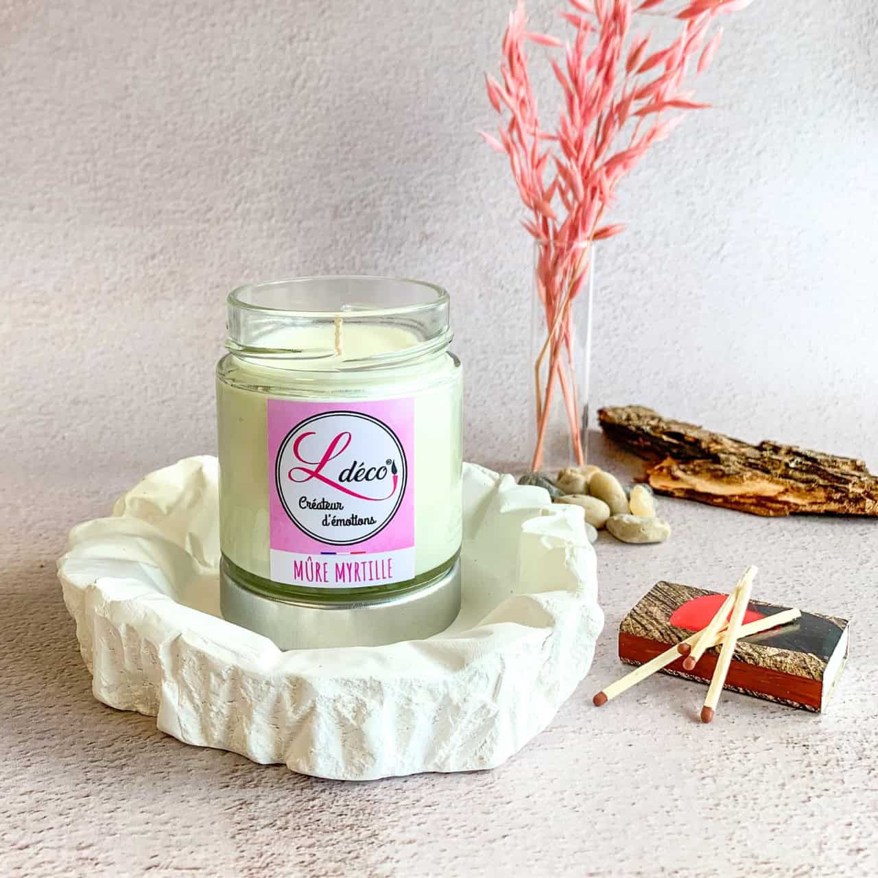 Bougie naturelle parfumée mûre myrtille Ldéco non allumée en ambiance déco automne cocooning, composition lifestyle fruitée gourmande cire végétale artisanale Made in France Fraize Vosges