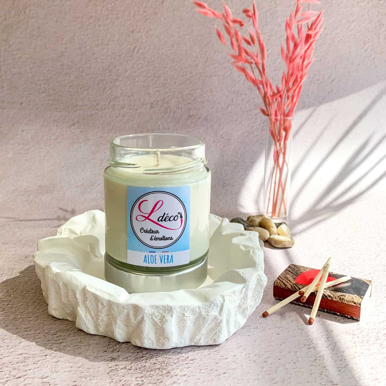 Bougie naturelle parfumée aloé vera artisanale Ldéco en ambiance déco bien-être intérieur naturel, composition lifestyle cire végétale parfum frais Made in France Vosges
