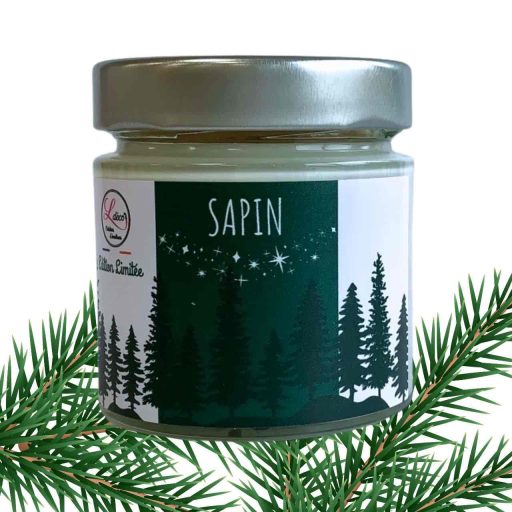 Bougie parfum sapin naturelle créant une ambiance festive et parfumée.