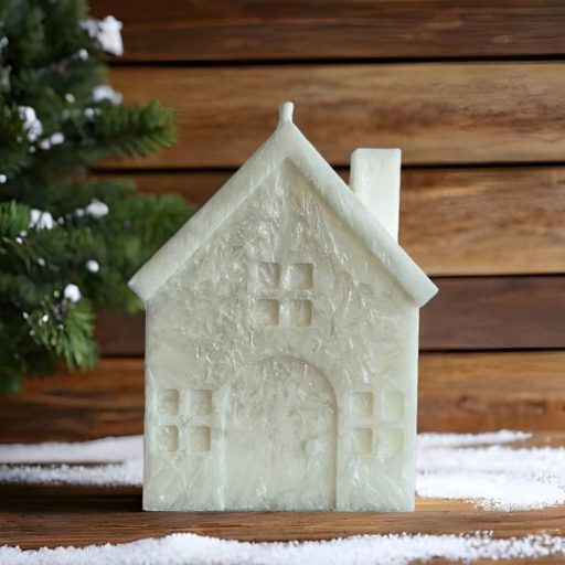 Bougie maison blanche naturelle posée dans une ambiance festive et hivernale.