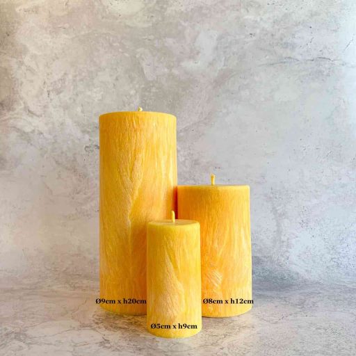 bougie cylindrique jaune collection signature Ldéco teintée dans la masse en cire végétale naturelle, symbole joie et confiance, fabrication artisanale Vosges made in France