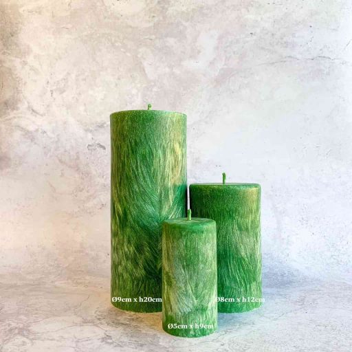 bougie cylindrique vert foret collection signature Ldéco teintée dans la masse en cire végétale naturelle, symbole stabilité et ancrage, fabrication artisanale Vosges, France