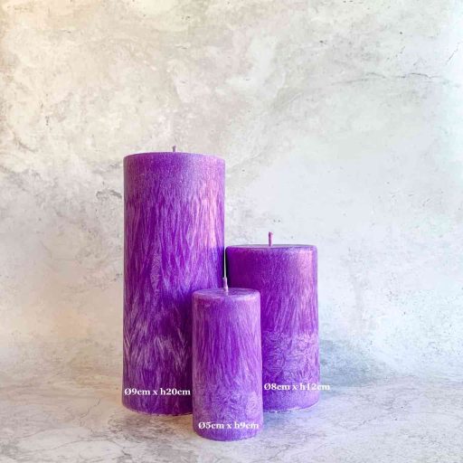 bougie cylindrique violet collection signature Ldéco teintée dans la masse en cire végétale naturelle, symbole purification et spiritualité, fabrication artisanale Vosges