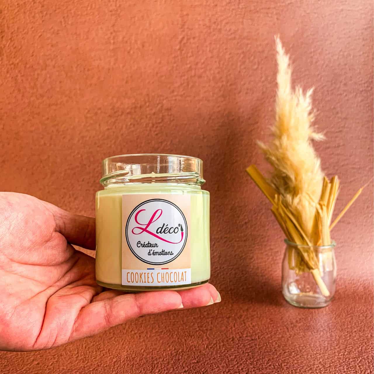 Bougie naturelle parfumée cookies chocolat artisanale Ldéco dans une main en cire végétale naturelle parfum Grasse Made in France Vosges