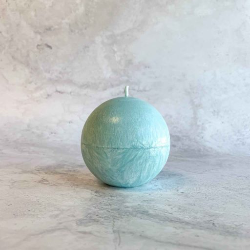 Bougie sphère bleu ciel collection signature Ldéco teintée dans la masse en cire végétale naturelle, symbole douceur et légèreté, fabrication artisanale Vosges Made in France