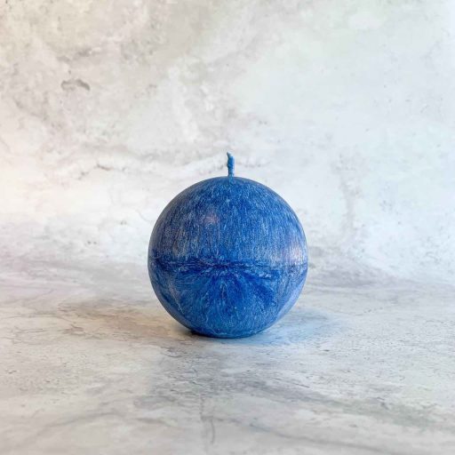 Bougie sphère bleu nuit Collection signature Ldéco teintée dans la masse en cire végétale naturelle, symbole de protection et mystère, fabrication artisanale Vosges Made in France
