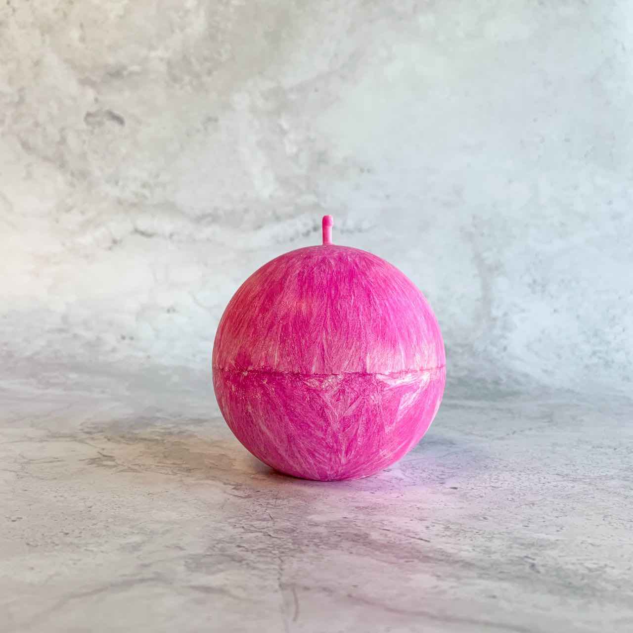 Bougie sphère rose en cire végétale teintée dans la masse symbole de douceur et tendresse symbole cancer