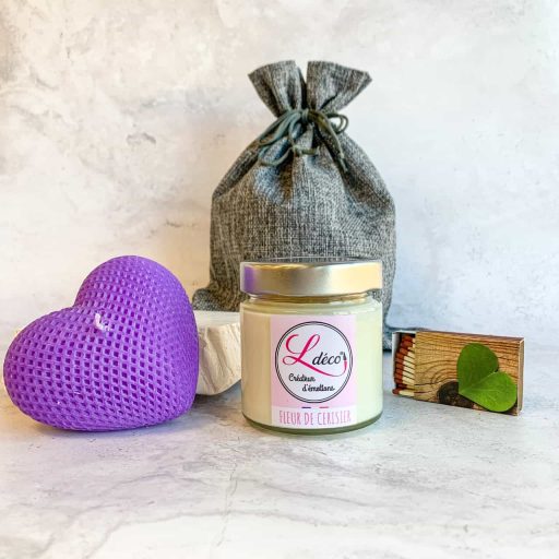 Cadeau fête des mères bougie naturelle artisanale Ldéco — bougie cœur cire végétale violette teintée dans la masse + bougie parfumée fleur de cerisier dans pochon tissu réutilisable Made in France Vosges