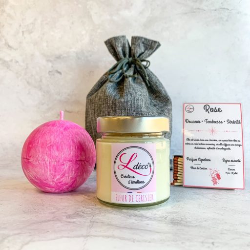 Duo bougies Cancer avec bougie sphère rose et bougie parfumée fleur de cerisier en cire végétale naturelle fabriquée à la main à Fraize